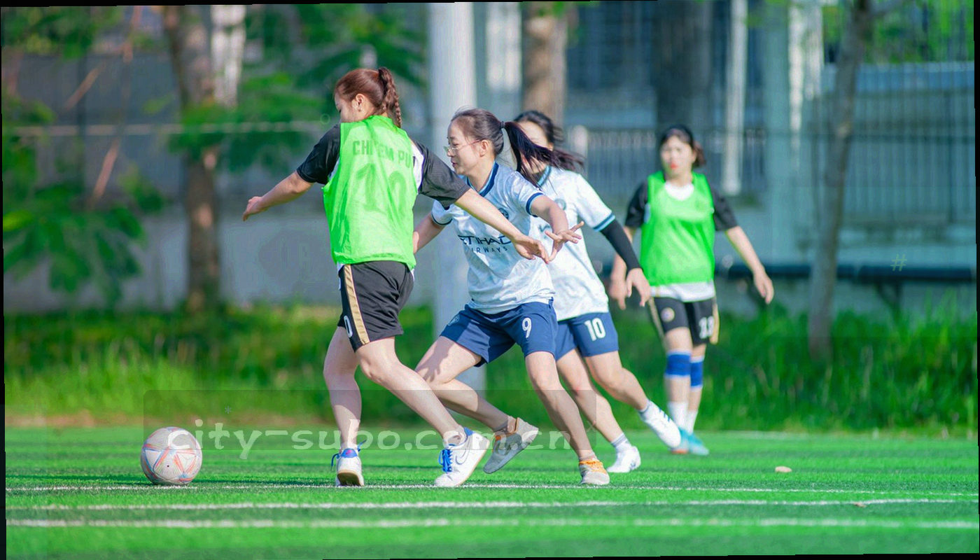 手机上按小区名筛选本地服务的界面示意，下方列出区域标签与可选服务类型，画面不含任何真实用户信息